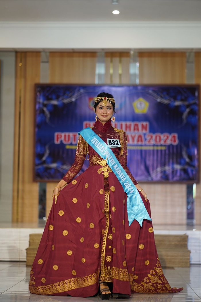 ANGGUN: Salah seorang finalis Putri Kebaya Jember 2024 menunjukan kebaya yang dipadukan dengan busana modern saat sesi catwalk. (Foto : Syam Modelling)