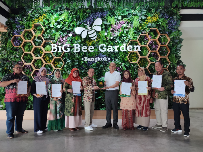 UNTUK SMK: Kepala Cabang Dinas Pendidikan (Kacabdin) Jatim Wilayah Jember-Lumajang dan para kepala SMK negeri berfoto bersama seusai penandatanganan MoU, Jumat (17/5), di Big Bee Farm, Thailand.