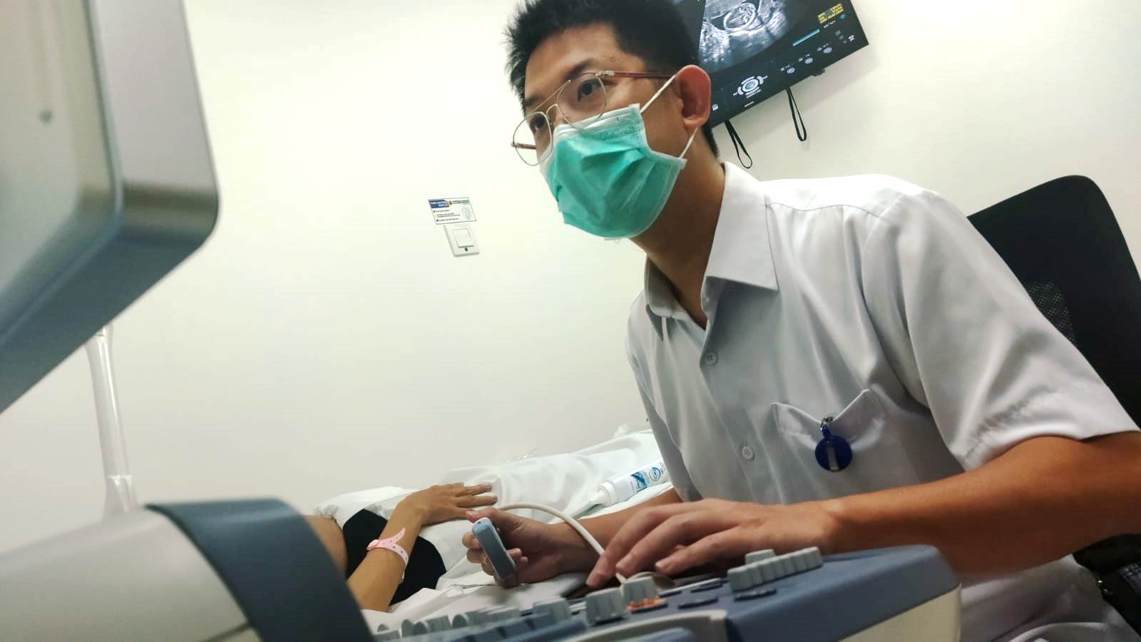 Dokter Spesialis Obgyn Jeffy Winarta melihat monitor yang menampilkan kondisi kehamilan lewat pencitraan USG. (DWI SISWANTO/HALO JEMBER JAWA POS)