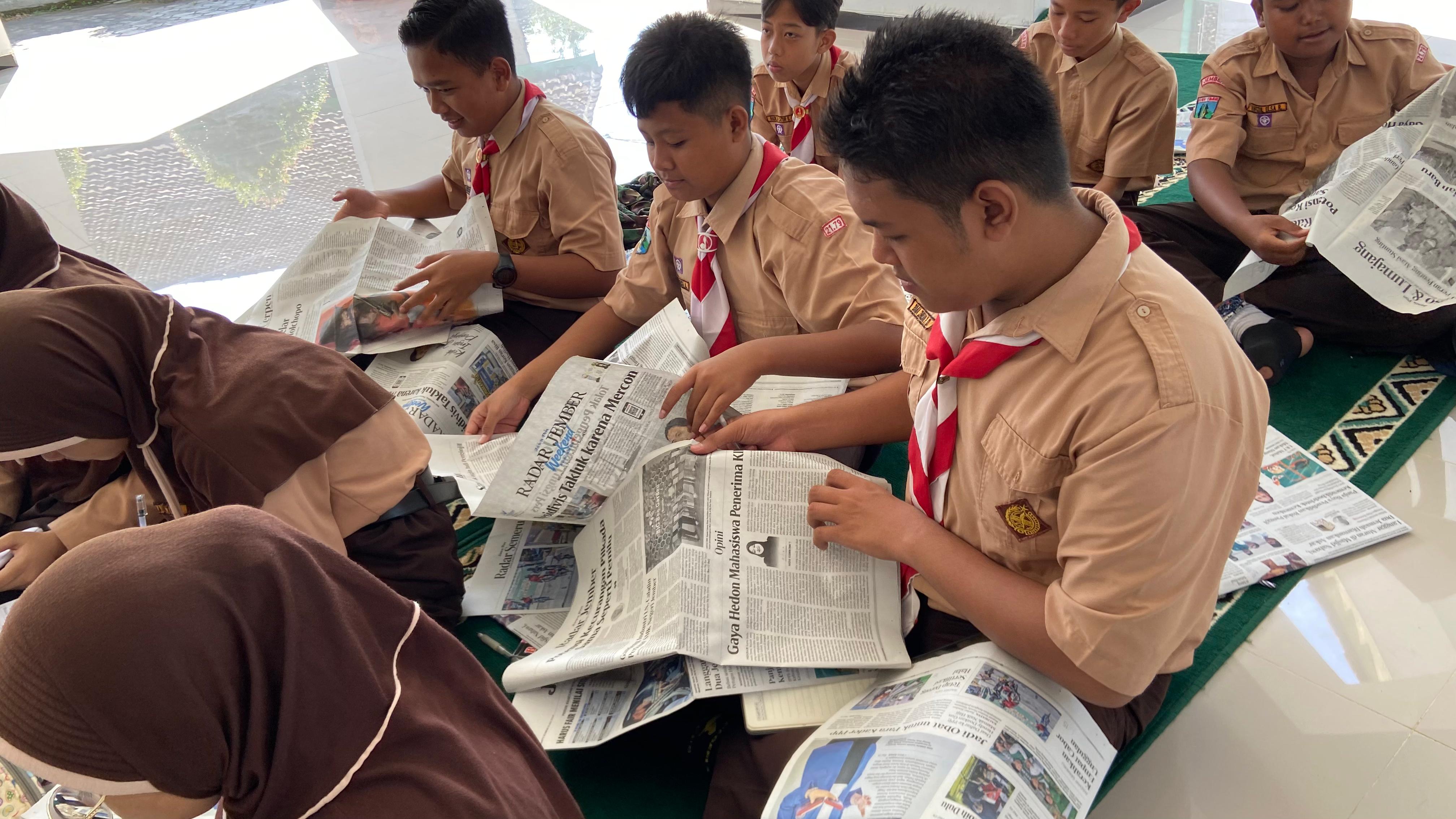 Siswa SMPN 1 Balung memperhatikan koran Jawa Pos Radar Jember (IVONA/HALO JEMBER JAWA POS)