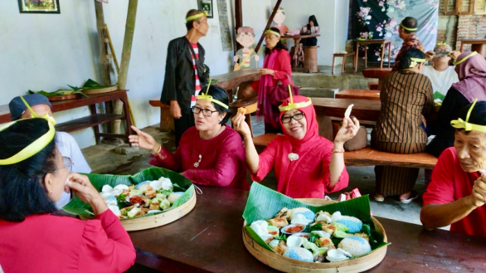ANTUSIAS: Lansia dari tiga Selantang di Jember menikmati kuliner lokal yang dibuat dengan bahan alami di Komunitas Tanoker Ledokombo, Jember, kemarin (19/5). TANOKER JEMBER