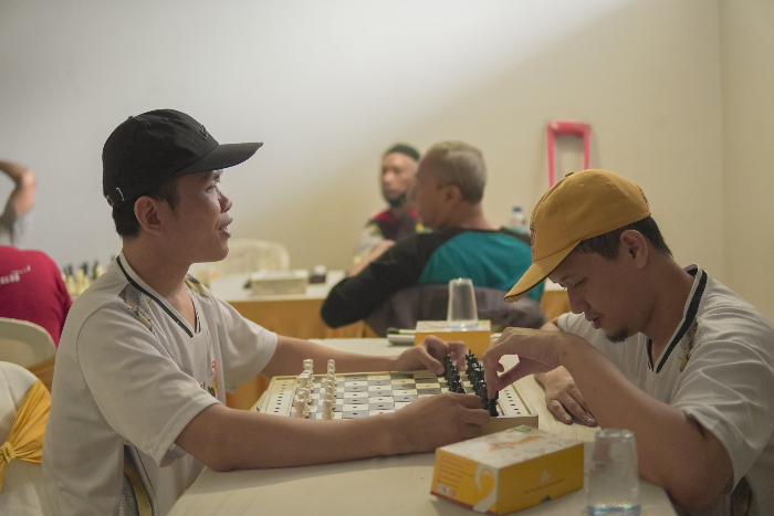 UNJUK KEGIGIHAN: Atlet disabilitas cabor catur adu kecerdikan dalam ajang penjaringan atlet disabilitas Pekan Paralimpik Kabupaten (Peparkab) Jember, Sabtu, (11/5) di Stadion JSG. (Doc, NPCI Jember)