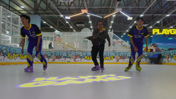Keseruan bermain ice skating di Happy Games Jember