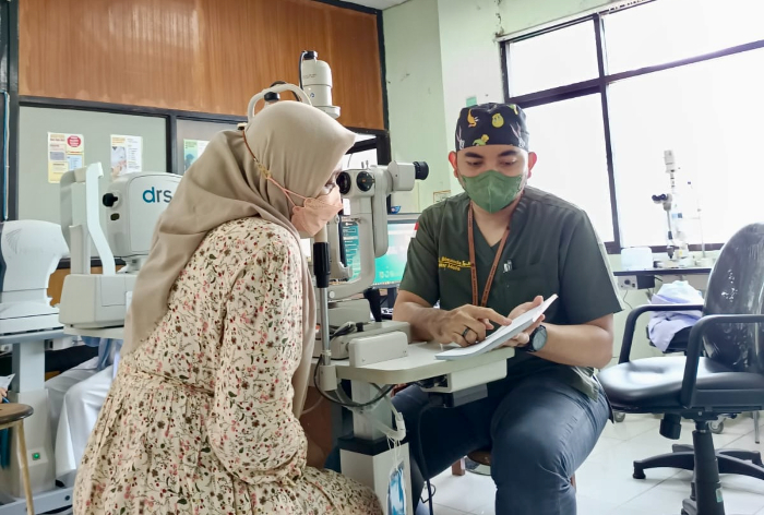 TELITI: Dokter spesialis mata RSD dr Soebandi, Bimanda Rizki Nurhidayat (kanan), menjelaskan cara menjaga mata sehat kepada pasiennya (kiri). DOKUMENTASI BIMA