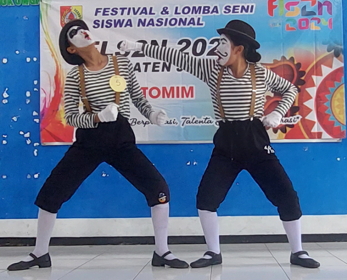 EKSPRESI: Salah satu penampilan pantomim dalam Festival Lomba Seni Siswa Nasional (FLS2N) 2024 di SMPN 3 Jember, Rabu (22/5). (JUMAI/RADAR JEMBER)