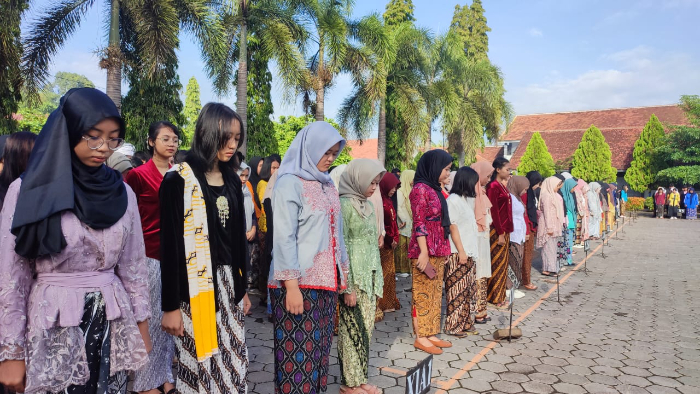Siswa mengikuti upacara mengenakan pakaian adat (Doc : Radarjember.net)