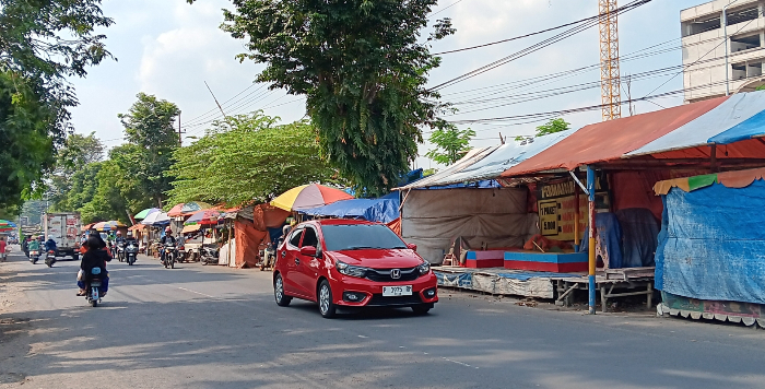 TAK TERTIB: PKL di depan Pasar Tegal Besar membuat bangunan semipermanen hingga menjadi tempat bermukim. M ADHI SURYA/RADAR JEMBER