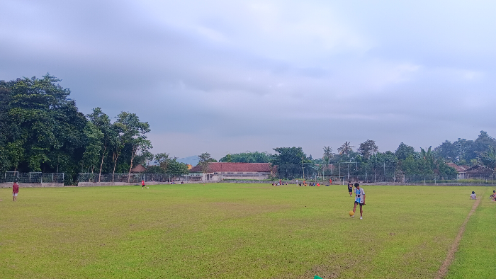 PEMANASAN: Salah satu klub ketika melangsungkan latihan di Lapangan Desa Cangkring, Kecamatan Jenggawah, kemarin (27/5). M ADHI SURYA/RADAR JEMBER