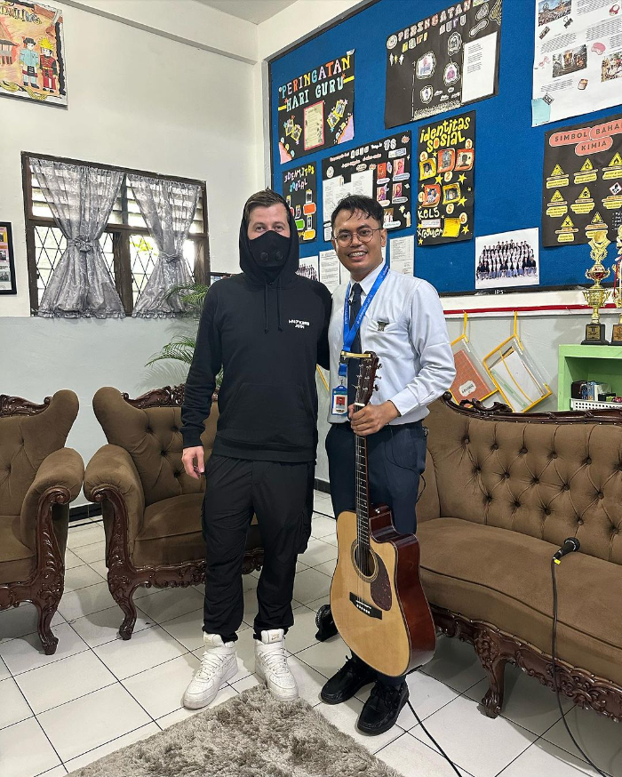 Tri Adinata guru musik SMA Al-Azhar ,Meda bersama Alan Walker