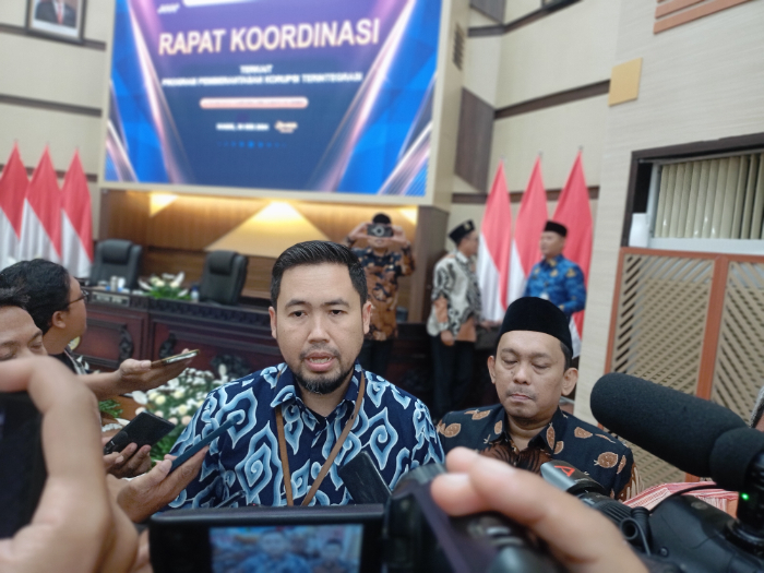 TURUN GUNUNG: Kasatgas Korsupgah Wilayah 3 KPK RI Wahyudi Narso didampingi M. Itqon Syauqi saat memberikan paparan di Gedung DPRD Jember, Kamis siang (30/5). MAULANA/RADAR JEMBER