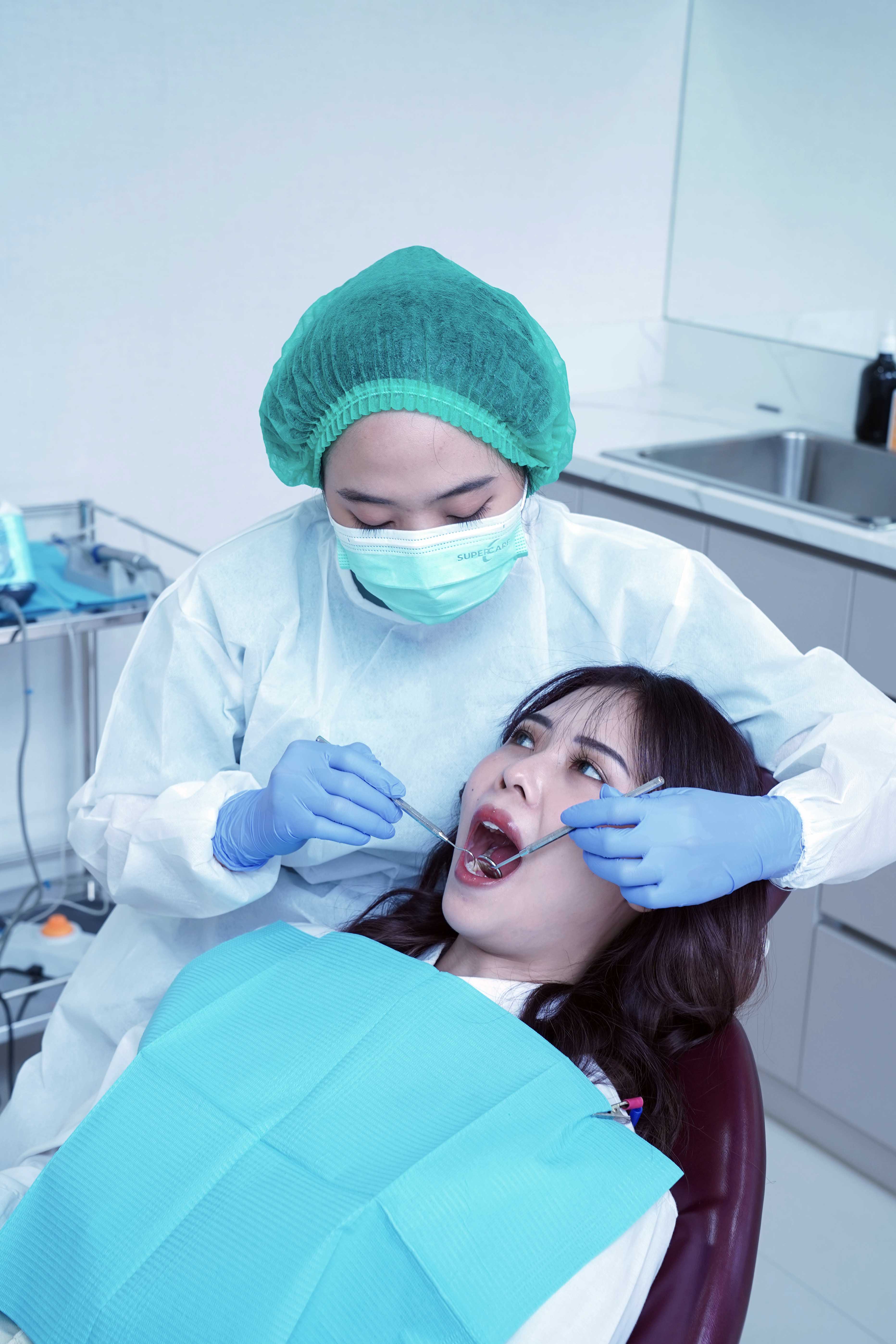 Dokter Gigi Melakukan Dental Check-up Sebelum Tindakan Implan Gigi