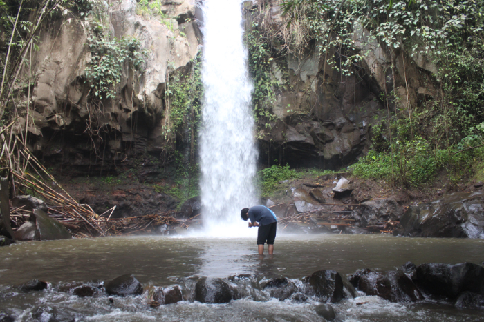 CANDU: Sejumlah pengunjung menikmati keindahan alam asri di wisata air terjun Antrukan Rekasan. MUHAMMAD HASBI/RADAR SEMERU