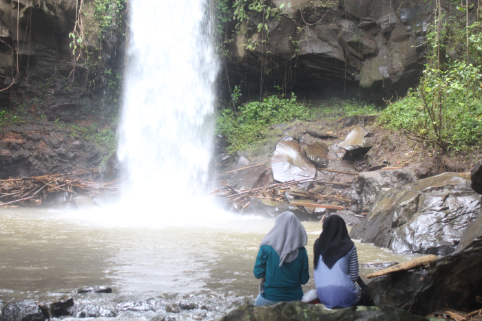 TERHAMPAR: Keindahan air terjun Antrukan Rekasan sebagai wisata alam tersembunyi mampu memikat pasang mata yang menatap. MUHAMMAD HASBI/RADAR SEMERU