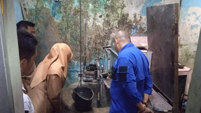 INSPEKSI: Anggota DPRD dan DLH Jember saat inspeksi sumur warga yang tercemar solar di sekitar area proyek perbaikan Terminal Tawang Alun, Jember, Senin (3/6). MAULANA/RADAR JEMBER