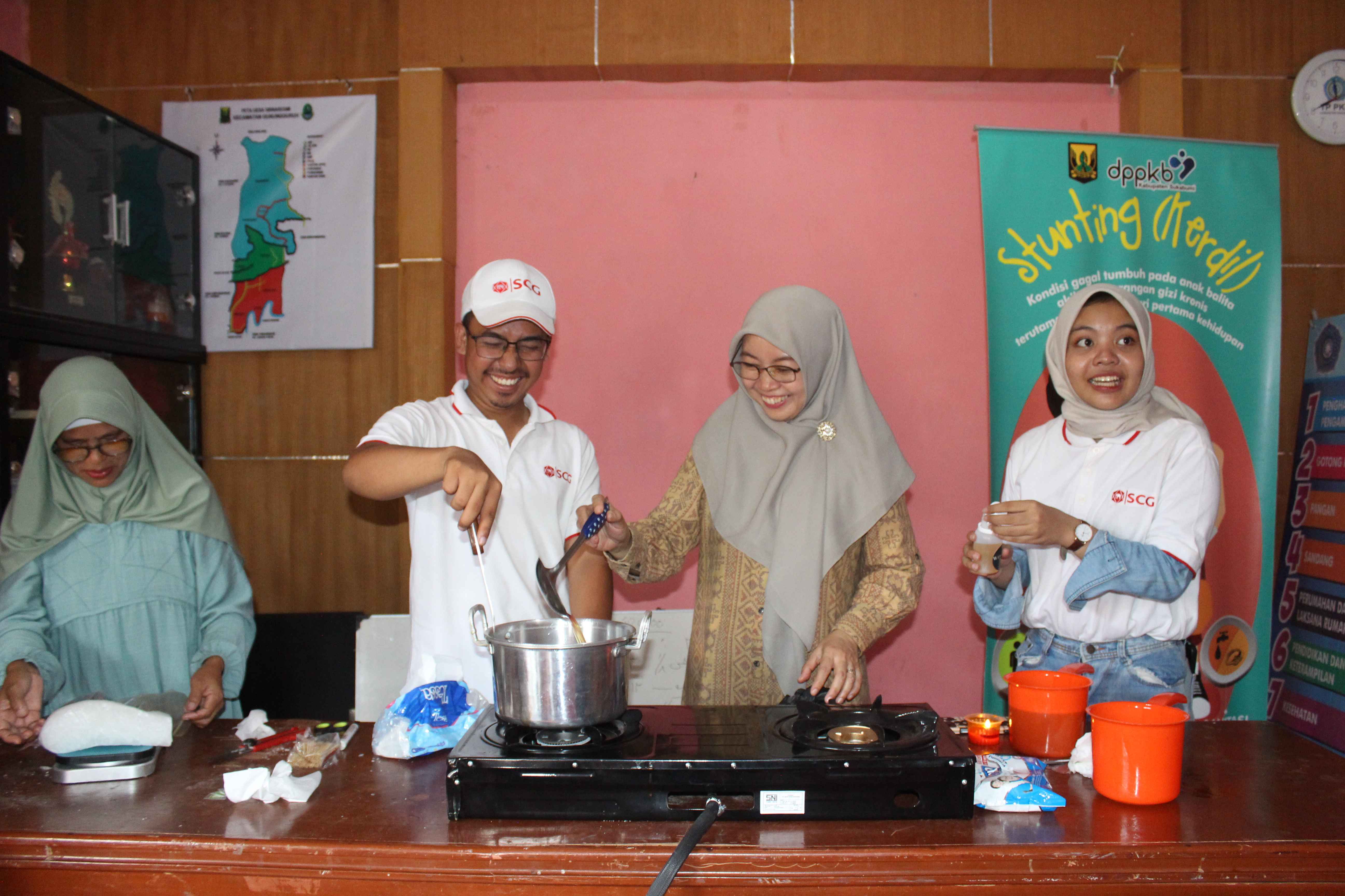Sunda Galih (dua dari kiri) dengan Proyek E-Mission, Olah Minyak Jelantah jadi Lilin Aromaterapi untuk Dijual dan Membeli Filter Air Desa