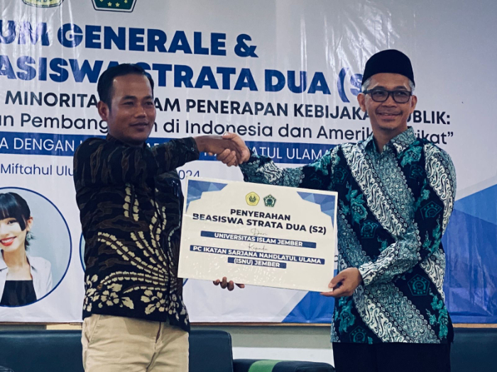 SUDAH DIBUKA: Ketua PC ISNU Jember Honest Dody Molasy (kanan) menerima beasiswa S-2 dari Kabiro UIJ Ach Ilyasi. ABDUL CHOLIQ BAYA/RADAR JEMBER