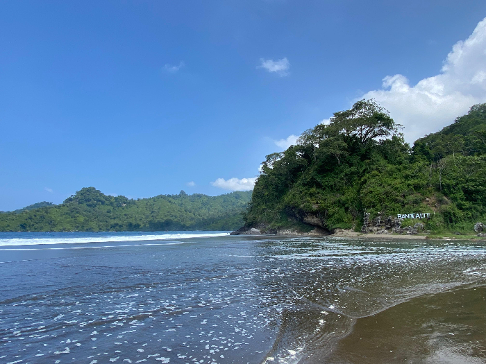EKSOTIS: Wisata Pantai Bandealit direncanakan akan terus dikembangkan. Dimulai dari perbaikan akses menuju tempat tersebut. JIHAN MARSYA