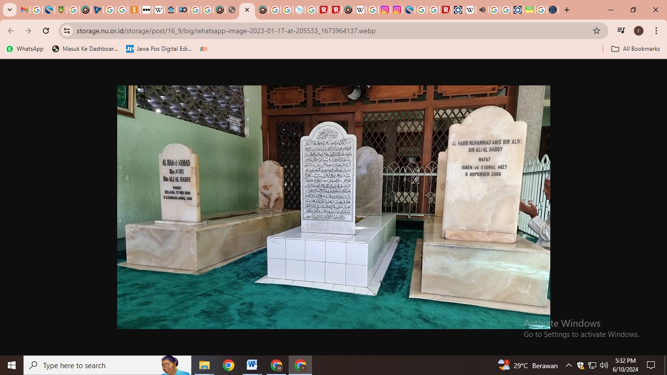 Makam Habib Anis (kanan) di belakang Masjid Riradh, Pasar Kliwon Solo (Foto: NU Online Jateng M Nur Ihsan)