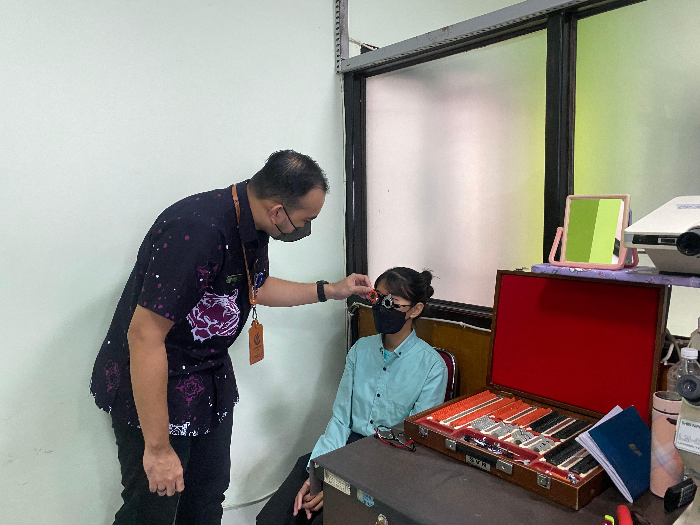 TELITI: Dokter spesialis mata RSD dr Soebandi, Bimanda Rizki Nurhidayat (kiri), memeriksa mata pasiennya. DOKUMENTASI BIMA