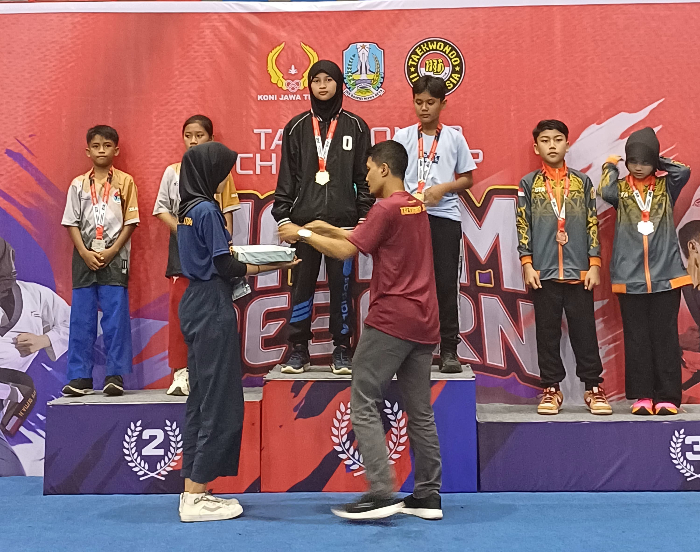 MEMBANGGAKAN: Atlet peraih medali dalam Kejurprov Taekwondo Indonesia di GOR Kanjuruhan, Kepanjen, Kabupaten Malang. TAEKWONDO JEMBER