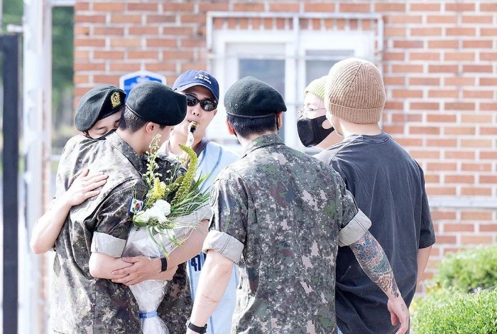 Member BTS menyambut kepulangan Jin BTS usai menjalani Wamil (Instagram : koreadispatch)