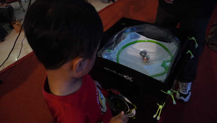 BANYAK JENIS: Gasing Beyblade yang dimainkan anak-anak dan orang dewasa juga bervariasi. (Tri Joko S/ Radar Jember)