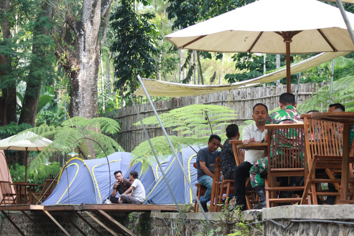 TENANG: Teduh Glamping bisa menjadi salah satu pilihan untuk menenangkan pikiran karena suara air yang merdu. (Hilmi Baskoro/ Radar Ijen)