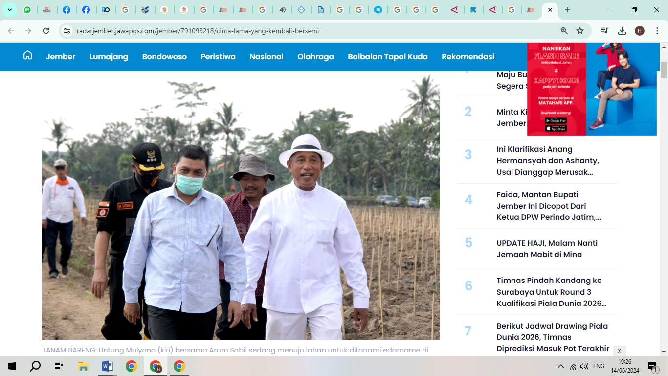 HM. Arum Sabil (kanan) yang meninjau lahan pertanian di Kecamatan Tanggul pada 2020 lalu. (Foto: Radar Jember)