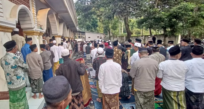 Umat muslim melaksanakan sholat Idul Adha