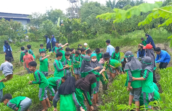 ANTUSIAS: Siswa dan guru SMKN 5 Jember saat memberikan pemahaman kepada pengunjung cara menanam sayuran.