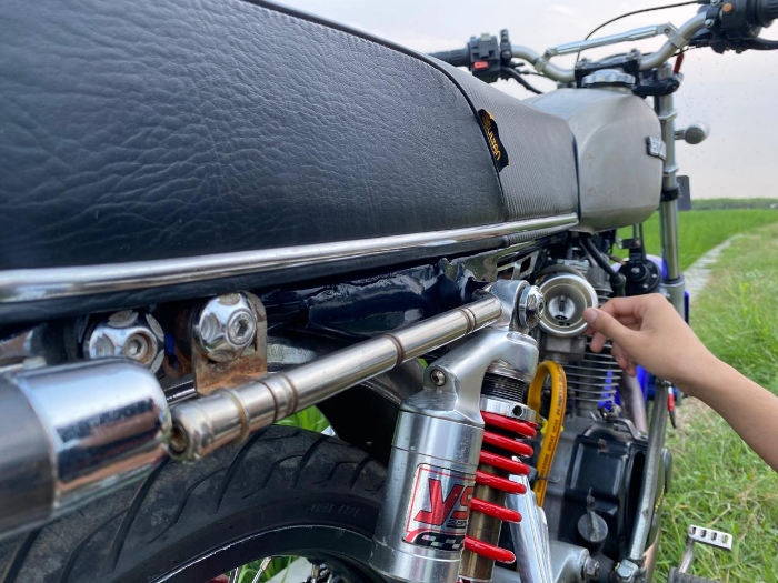 DIUKUR: Proses modifikasi motor Honda CB, butuh waktu lama agar terlihat lebih menarik.