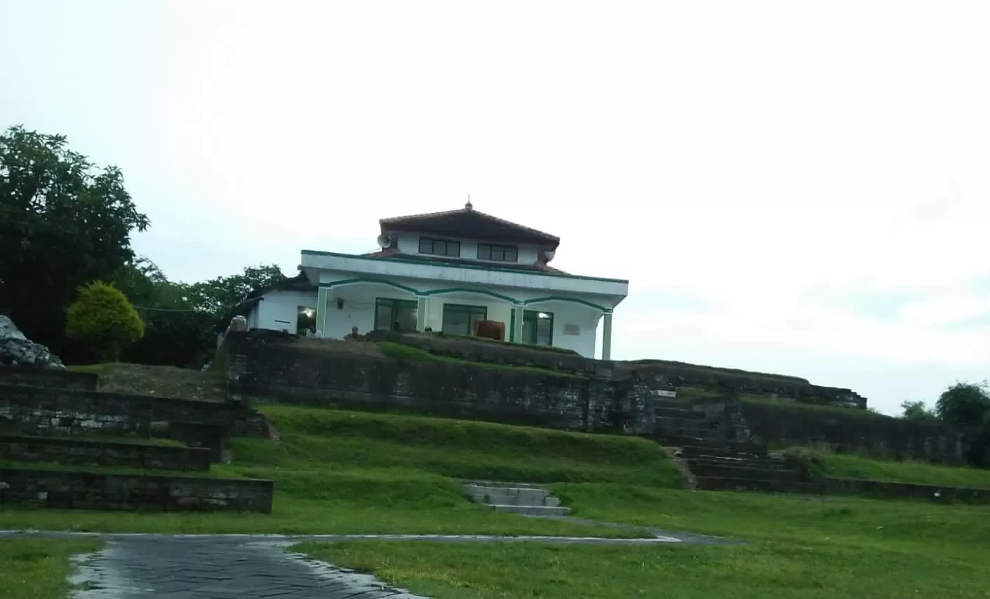 Giri Kedaton (dok. Radar Gresik)