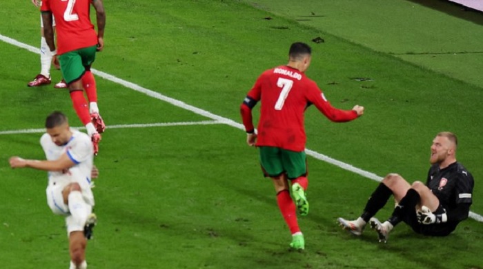 Cristiano Ronaldo mengepalkan tangan didepan kiper Republik Ceko