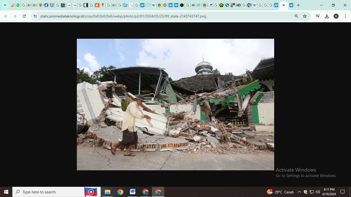 HANCUR: Warga melintasi masjid yang ambruk di Dusun Baik Bakgunung, Desa Gunungteguh, Sangkapura, Bawean, Gresik, Minggu (24/3). Sebanyak 4.085 rumah dan 138 rumah ibadah rusak. (ROBERTUS RISKY/JAWA P