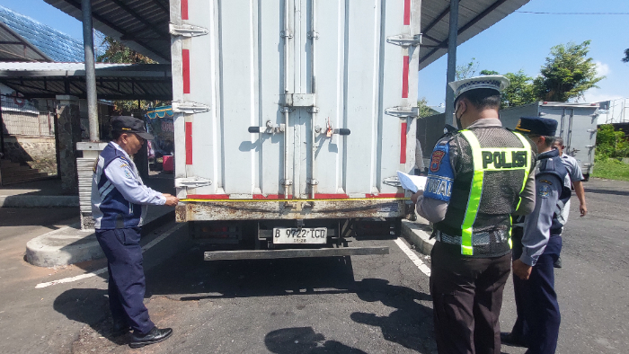 UKUR LEBAR BAK: Petugas Dinas Perhubungan (Dishub) Provinsi saat melakukan pengukuran bak truk menggunakan meteran saat operasi di Terminal Pakusari, Rabu (19/6). JUMAI/ RADAR JEMBER