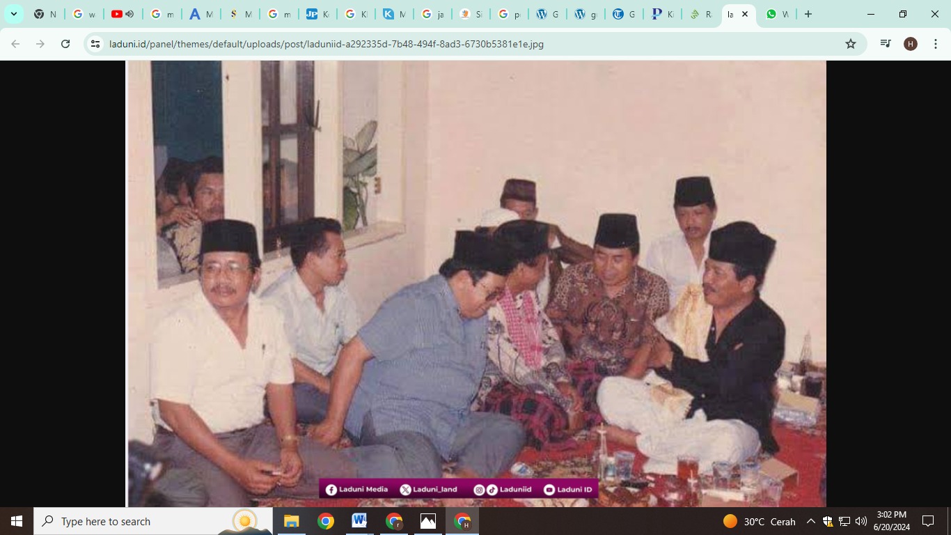 Gus Miek (kanan) saat bersama Gus Dur