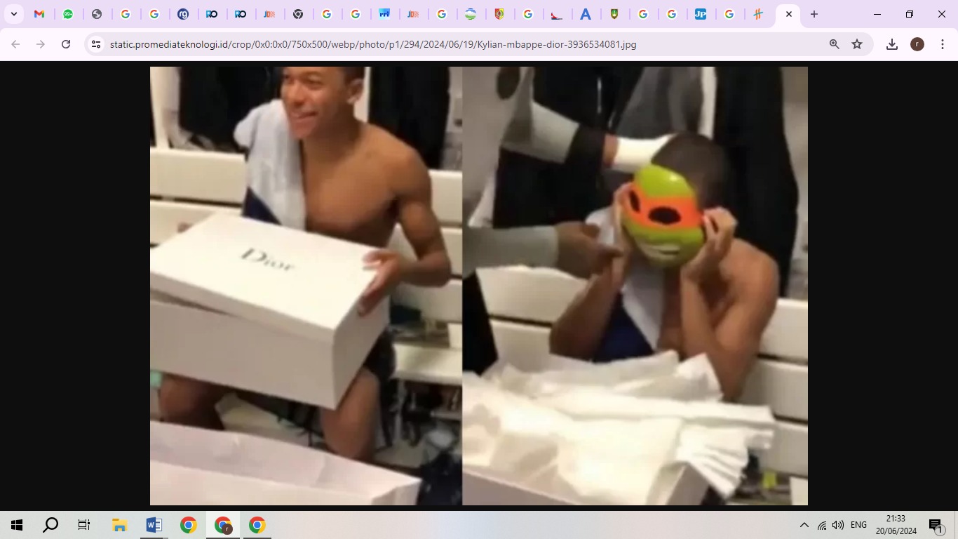 Kylian Mbappe ketika mendapat kejutan hadiah topeng Kura-kura Ninja dari dalam kardus Dior. (Foto: Tangkapan layan video YouTube Cheeky Football)
