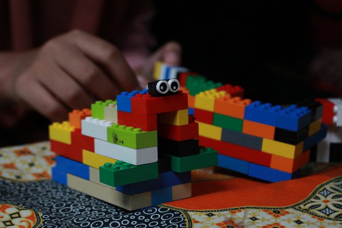 BERBAGAI BENTUK: Sebenarnya mereka bisa membentuk apa pun yang mereka mau. Namun, lego yang mereka miliki terbatas. HILMI BASKORO/RADAR IJEN