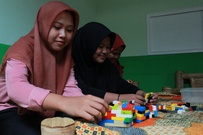 ASYIK: Santriwati di Pondok Pesantren Miftahul Ulum bermain lego bersama di hari libur. HILMI BASKORO/RADAR IJEN