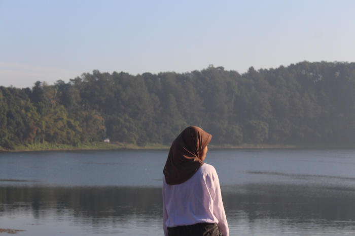 MEMBIUS: Keindahan danau berpadu dengan pepohonan di sekelilingnya sangat elok sebagai lokasi berswafoto. MUHAMMAD HASBI/RADAR SEMERU