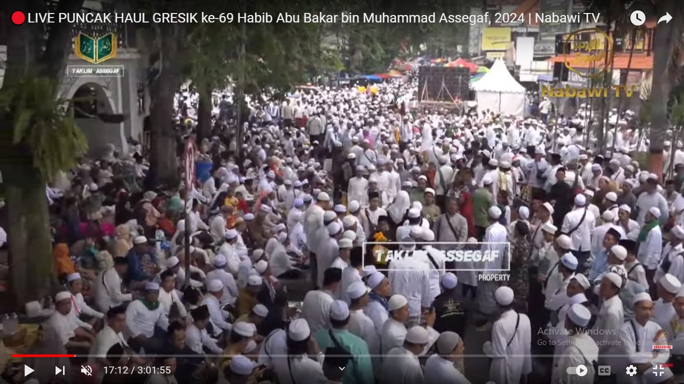 Potongan gambar dari youtube Nabawi TV yang menyiarkan Haul Habib Abu Bakar Assegaf Gresik tahun 2024