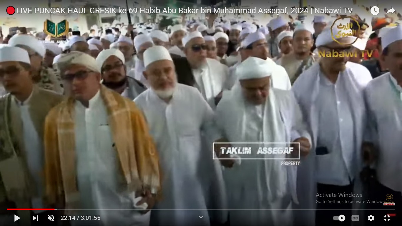 MENUJU PUNCAK HAUL: Sejumlah habaib juga turut hadir dalam Haul Habib Abu Bakar Gresik. (potongan video Nabawi TV)