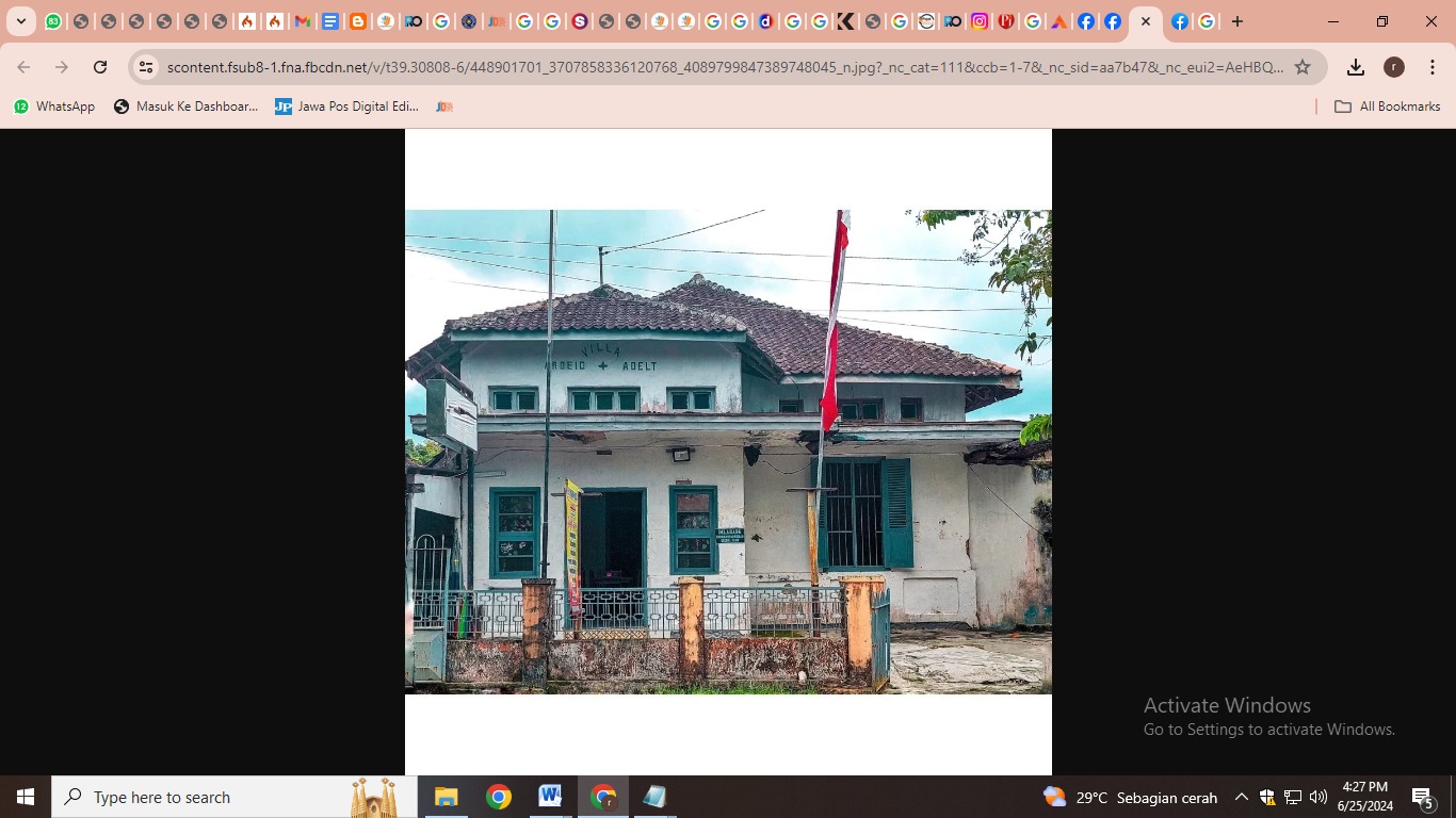 Rumah kuno yang berada di dekat Stasiun Jember (foto: facebook Jrenx Jbr)