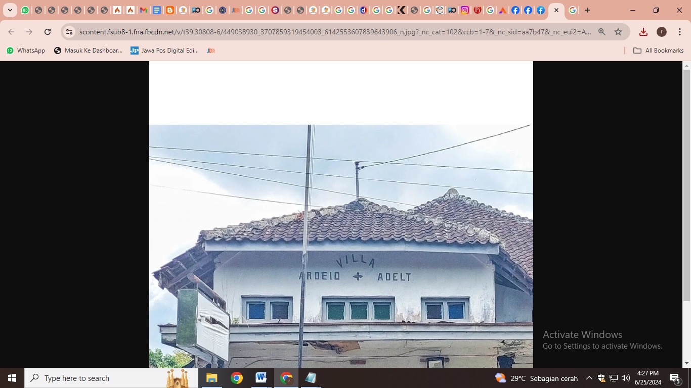 Rumah kuno yang berada di dekat Stasiun Jember (foto: facebook Jrenx Jbr)