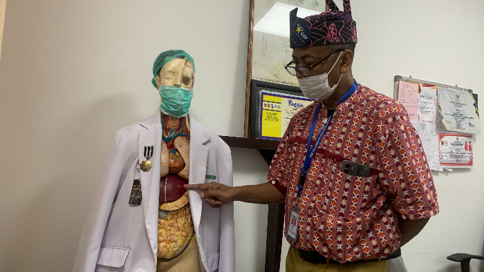 TELITI: Dokter Spesialis penyakit dalam RS Siloam Jember, dr Agus Yudho Santosa SpPD FINASIM, menjelaskan organ pencernaan yang ada dalam tubuh. ILHAM WAHYUDI/RADAR JEMBER