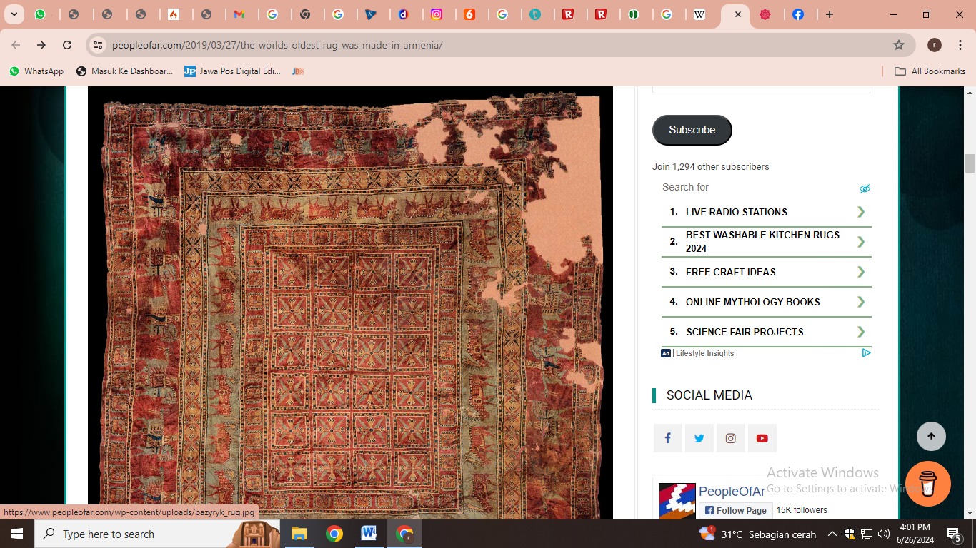 Karpet simpul tertua yang masih ada adalah permadani Pazyryk, yang digali secara ajaib di makam beku Siberia, bertanggal dari abad ke-5 hingga ke-3 SM, dan sekarang disimpan di Museum Hermitage di St.