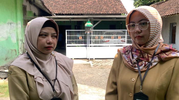 BERI PENJELASAN: Koordinator Balai KB Kecamatan Sukorambi Inna Rachmawati (kiri) mengungkapkan upaya untuk menekan angka prevalensi stunting di Kecamatan Sukorambi. ILHAM WAHYUDI/RADAR JEMBER