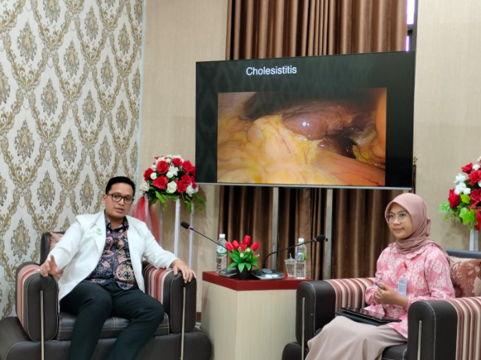 ANJURAN: Dokter spesialis bedah RSD dr Soebandi Jember, dr Rachman Efendi SpB MKed, ketika ditemui di ruang kerjanya. DOK RSD dr Soebandi