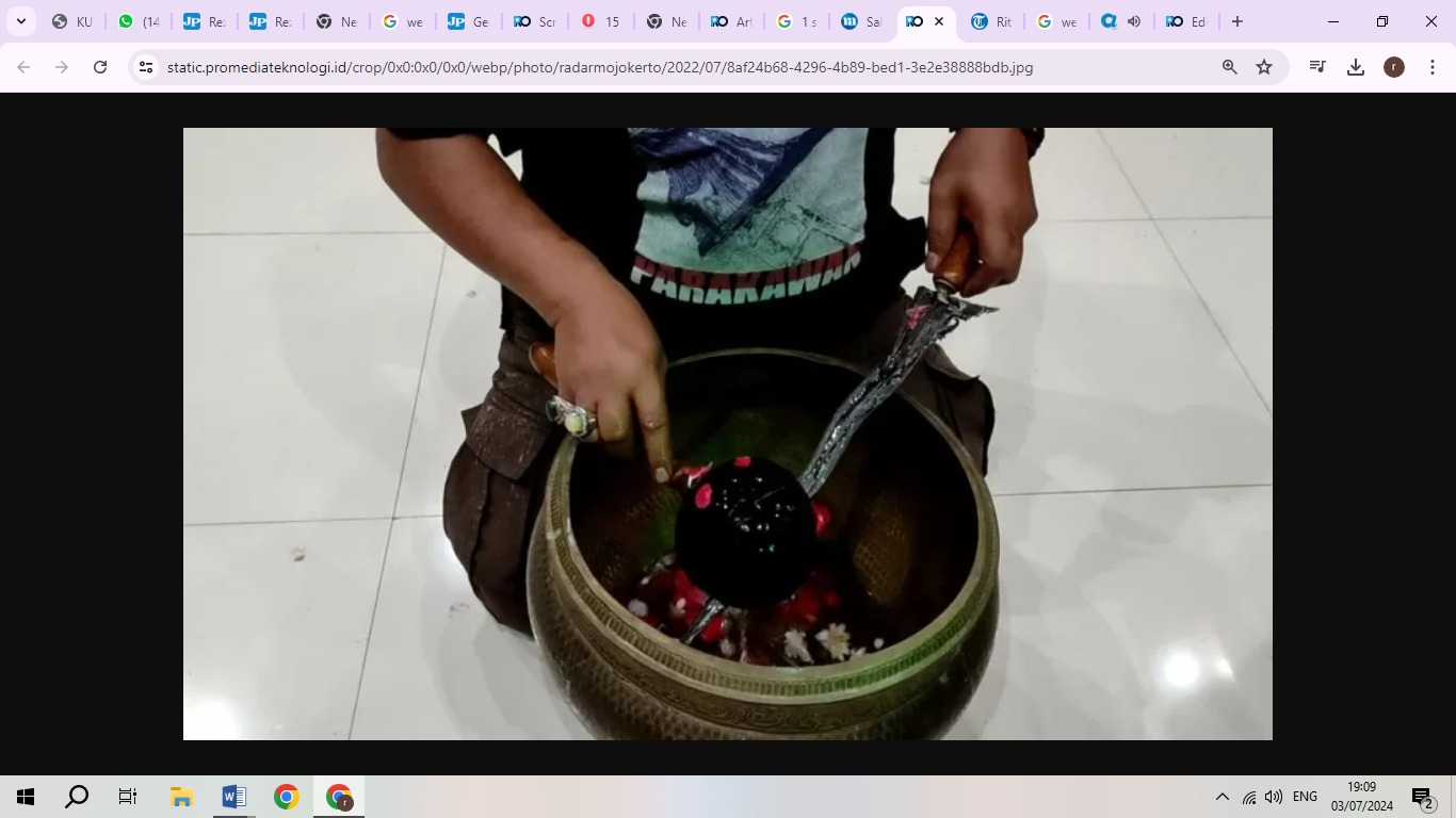 KHUSYUK: Proses pencucian keris pusaka saat penjamasan di peringgitan Pemkab Mojokerto pada peringatan malam saru Suro, Jumat (29/7/2022). (Yulianto Adi Nugroho/Jawa Pos Radar Mojokerto)