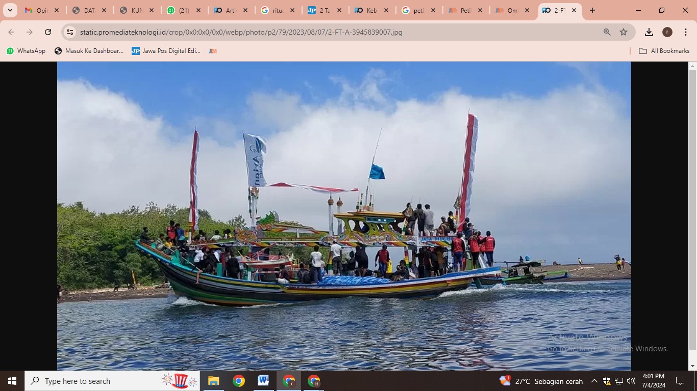 Petik Laut di Puger, Jember. Tradisi ini selalu dilakukan pada bulan suro. (JUMAI/RADAR JEMBER)